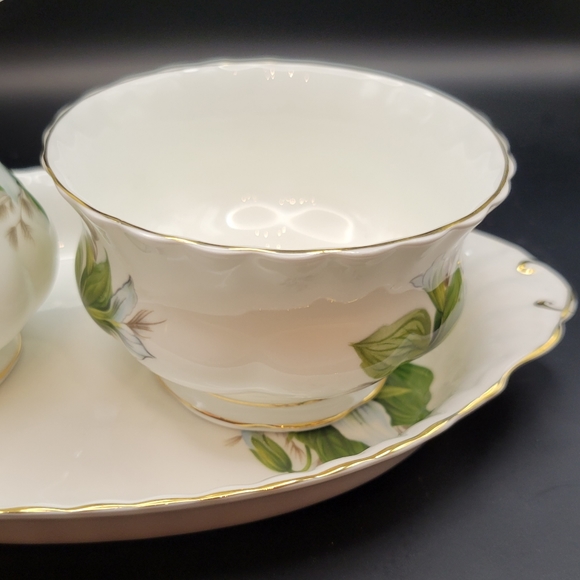 Vintage Royal Albert Cream and Sugar Set. Trillium Pattern. - Picture 3 of 8
